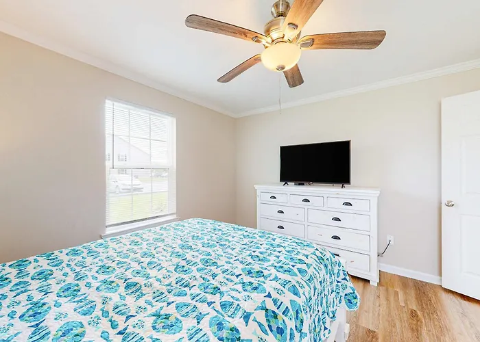 Holiday home Delightful Coastal Gem With Pool Hot Tub Private Balcony Fast Wifi & Ac