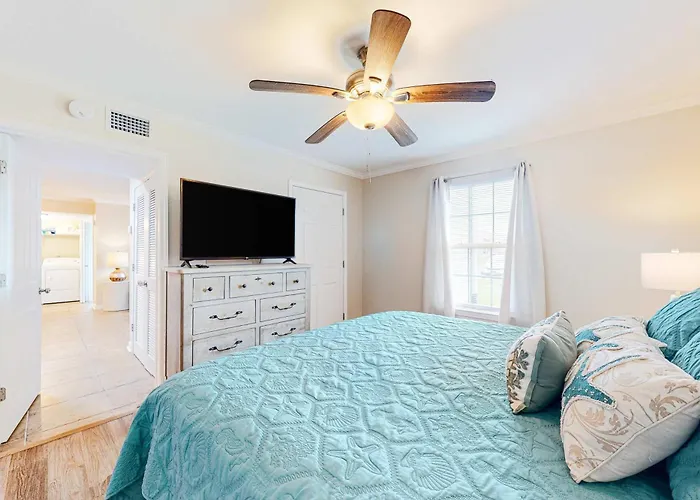 Holiday home Delightful Coastal Gem With Pool Hot Tub Private Balcony Fast Wifi & Ac *